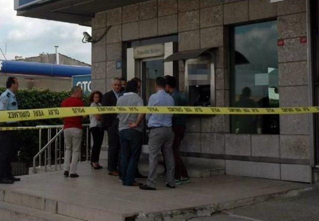 Kuru Sıkı Tabanca Ve Bomba Süsü Verilmiş Düzenekle Banka Soydu