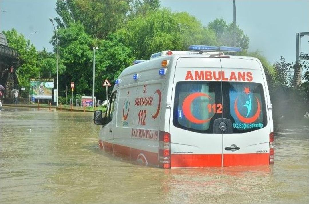 Kocaeli&rsquo;de Sağanak Yağmur Hayatı Fel&ccedil; Etti