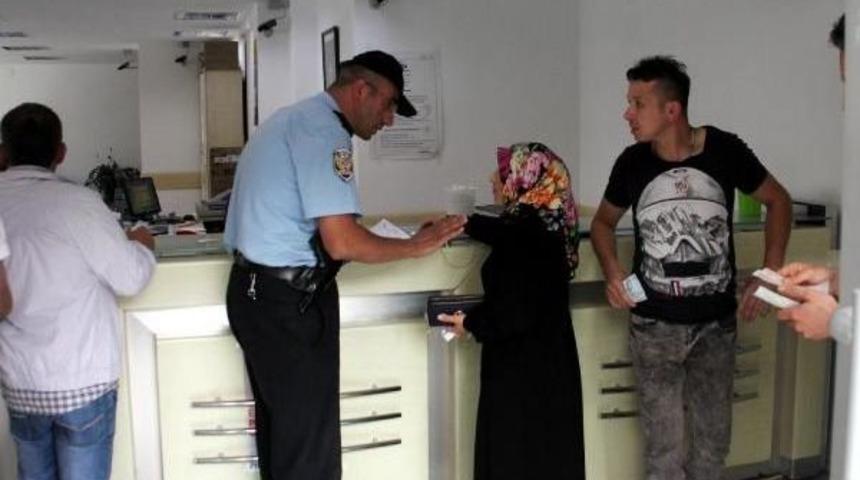 Dolandırılmaktan Polis Kurtardı