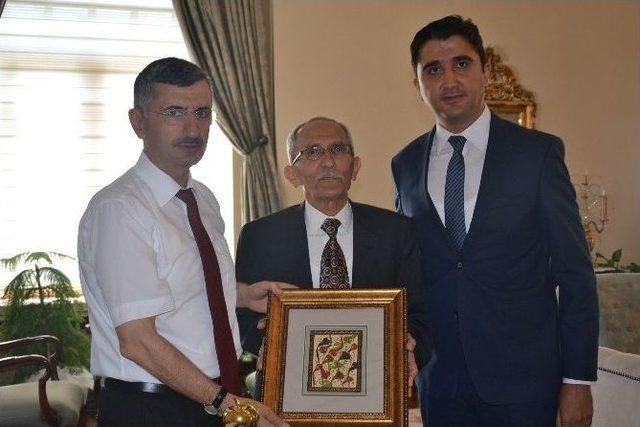 Vali Bektaş&rsquo;tan Şair Ve Yazar Tanrıverdi&rsquo;ye Tebrik 1