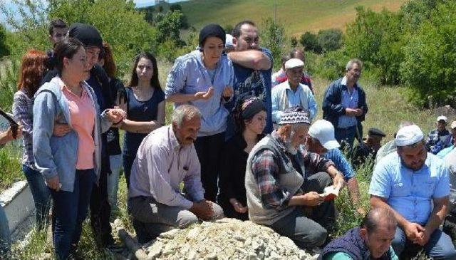 Çorum'da Öldürülen 3 Kişi Yan Yana Toprağa Verildi