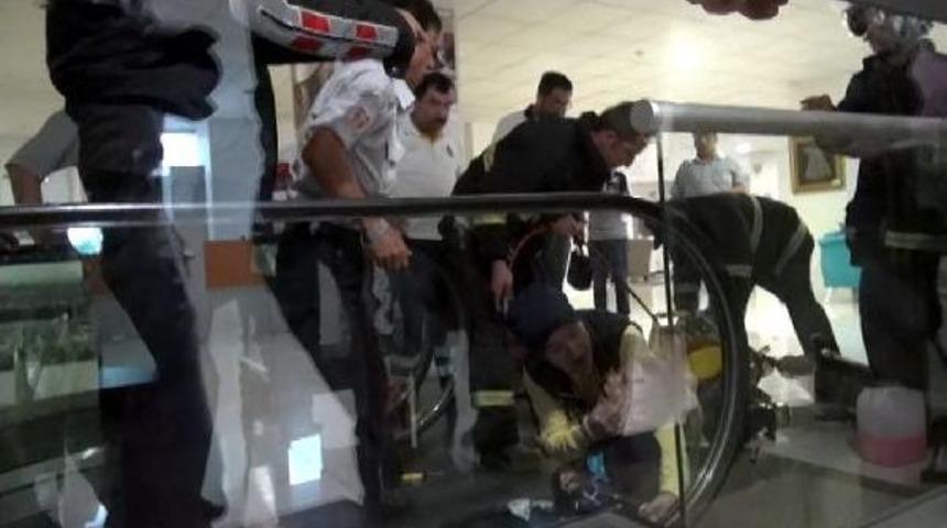 Eli Y&uuml;r&uuml;yen Merdivene Sıkışan &Ccedil;ocuğu Itfaiye Kurtardı