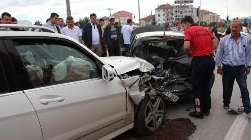 Kavşakta 5 Ara&ccedil; Birbirine Girdi: 6 Yaralı