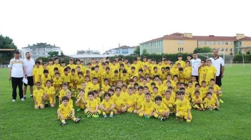 Serdivan Yaz Spor Okulları&rsquo;nda Gen&ccedil; Yetenekler Yeşil Sahaya İndi