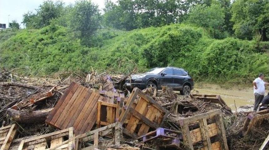 Aşırı Yağış, D-100 Karayolunu Kapattı