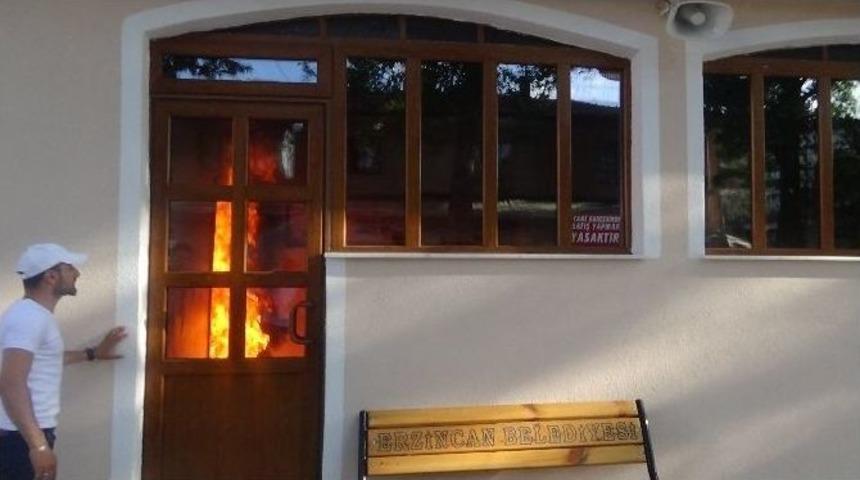 Camide &Uuml;zerine Benzin D&ouml;kerek Kendini Yaktı