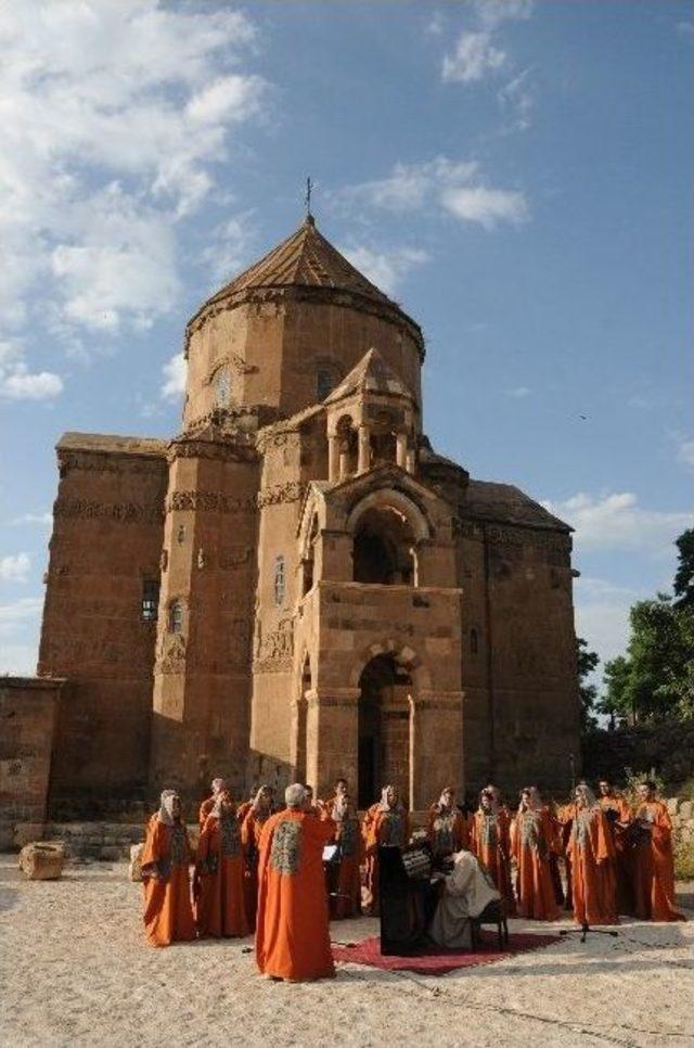 Ermeni Piyanist Akdamar’da Konser Verdi