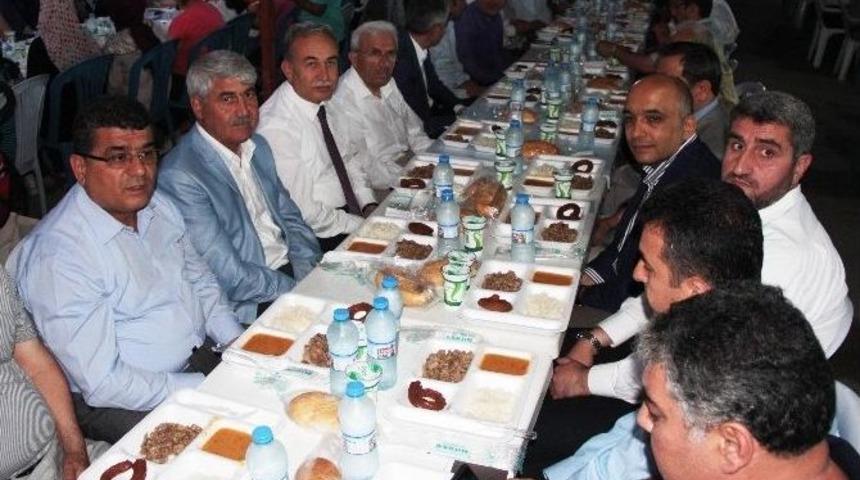 Vali B&uuml;y&uuml;k, Orucunu İftar &Ccedil;adırında Vatandaşlarla A&ccedil;tı
