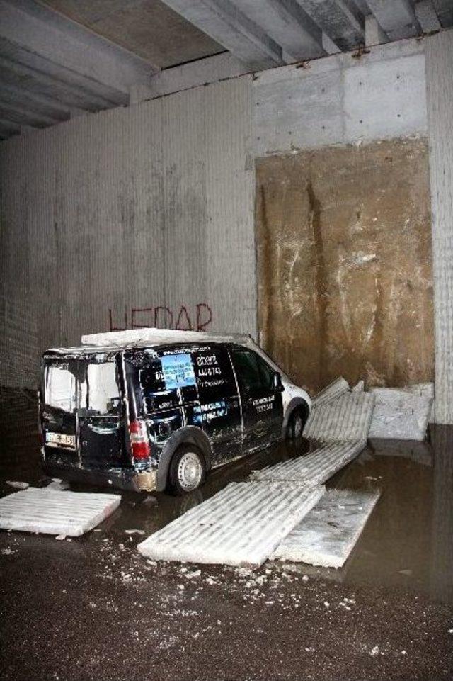 K&ouml;pr&uuml;n&uuml;n İstinat Duvarı Aracın &Uuml;zerine &Ccedil;&ouml;kt&uuml; 3