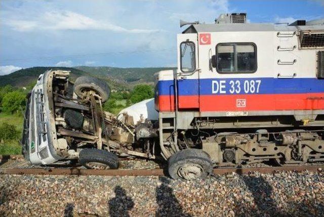 Tren, Beton Mikserine Çarptı: 1 Ölü