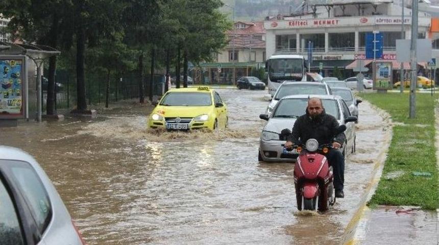 Serdivan&rsquo;da Yollar Sular Altında Kaldı
