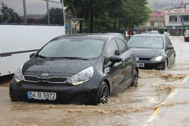 Serdivan’da Yollar Sular Altında Kaldı