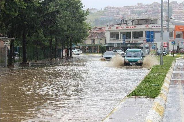 Serdivan’da Yollar Sular Altında Kaldı