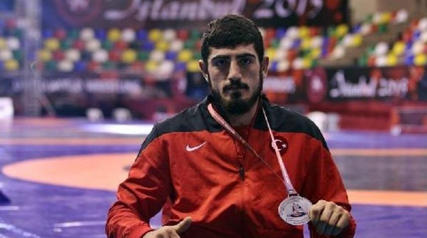 Avrupa Gen&ccedil;ler G&uuml;reş Şampiyonası'na T&uuml;rk Sporcular 2 G&uuml;m&uuml;ş Madalya Ile Başladı
