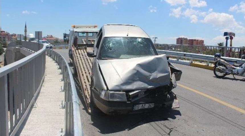 Otomobiller &Uuml;st Ge&ccedil;itte &Ccedil;arpıştı: 2 Yaralı