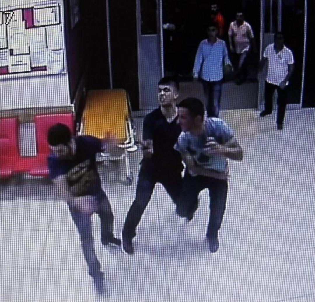 Tıp Merkezini Basıp, Doktoru Tedavi İ&ccedil;in G&ouml;t&uuml;rd&uuml;ler