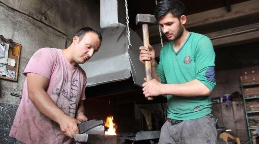 Demirci Ustaları Ateşe Karşı Oru&ccedil; Tutuyorlar