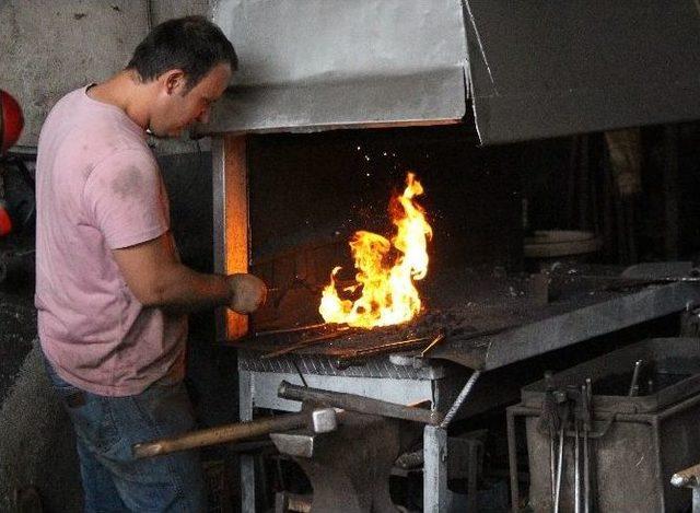 Demirci Ustaları Ateşe Karşı Oruç Tutuyorlar 1