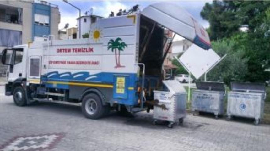 Edremit Belediyesi &Ccedil;&ouml;p Konteynerlerini Dezenfekte Ediyor