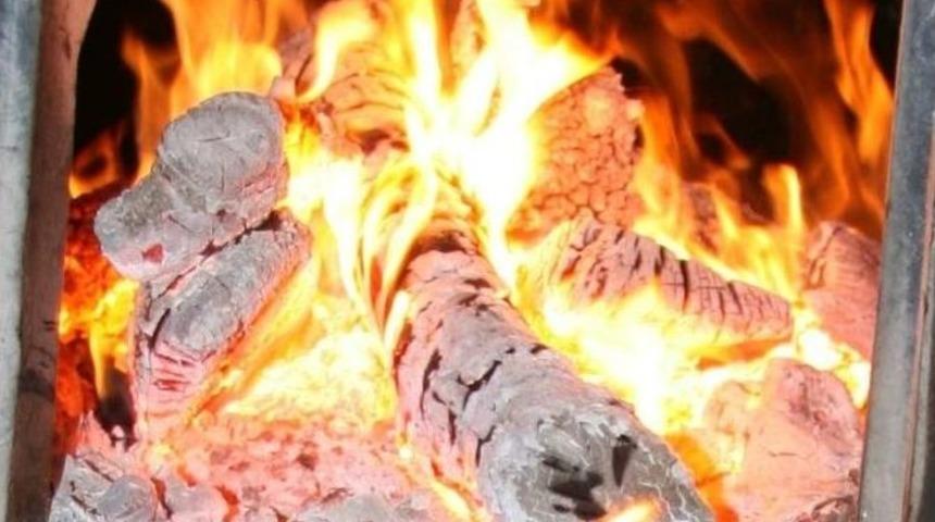 230 Derece Sıcaklıktaki Fırının &Ouml;n&uuml;nde &ldquo;oru&ccedil;&rdquo; Tutuyor