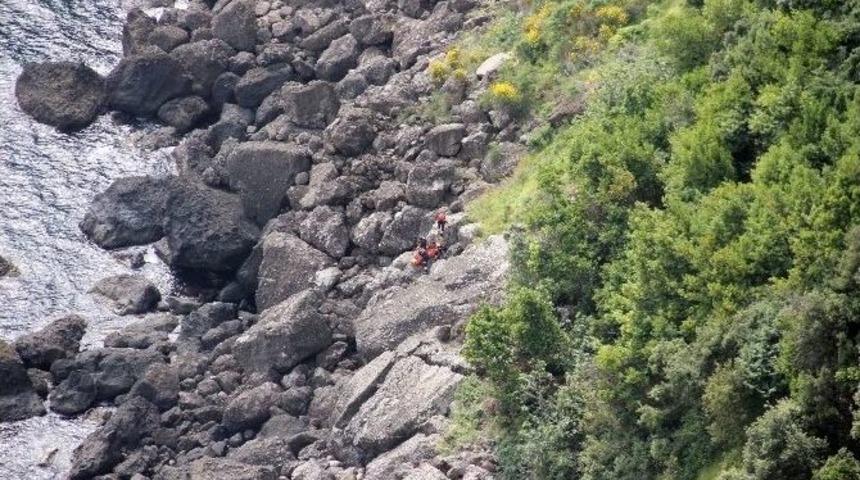 &Ouml;ğretim &Uuml;yesi Kayalıklardan Atlayarak İntihar Etti