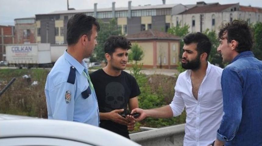 L&uuml;ks Ara&ccedil;la K&ouml;pr&uuml;ye &Ccedil;arptı, Kazayı Yara Almadan Atlattı