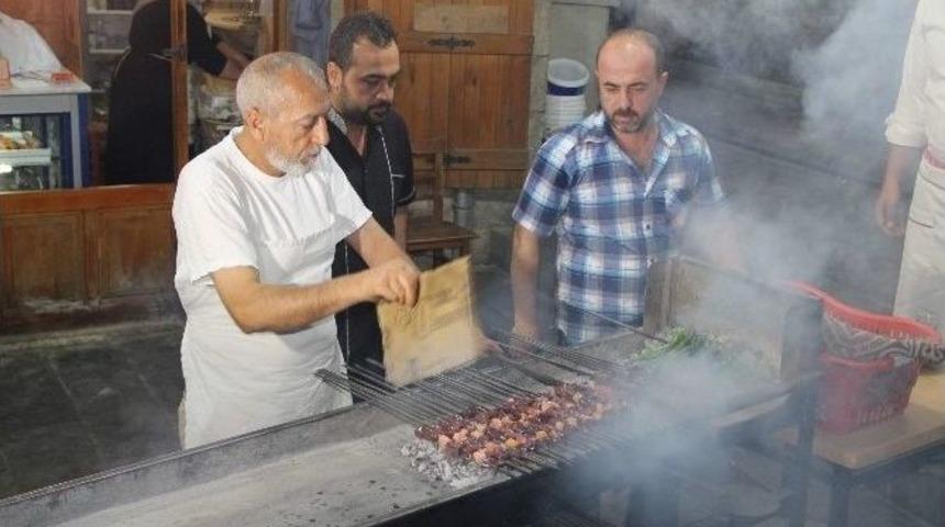 Gaziantepliler Sahurda Kebap&ccedil;ılara Akın Ediyor