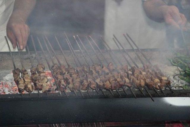 Gaziantepliler Sahurda Kebapçılara Akın Ediyor