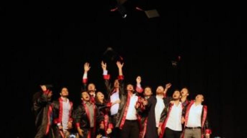 &Ccedil;&uuml;&rsquo;de Mezuniyet Coşkusu