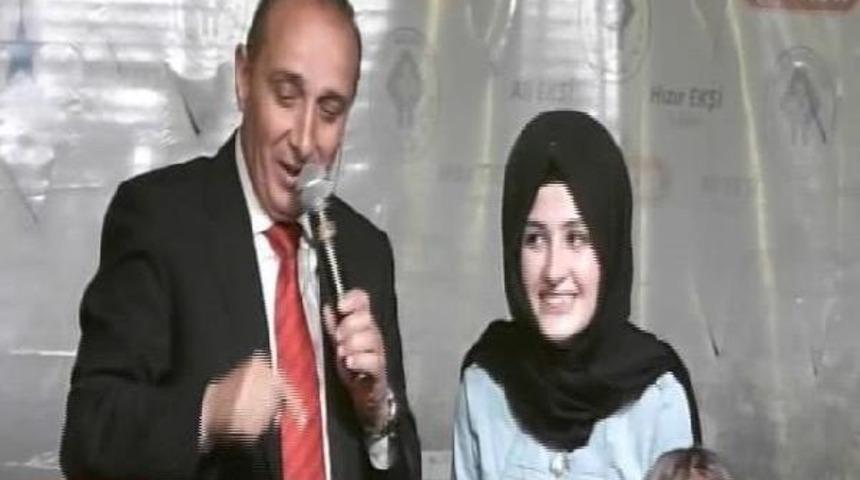 Ramazan Etkinliğinde Ekranda Kız Arkadaşını G&ouml;rd&uuml;, Telefonla Bağlandığı Canlı Yayında Evlilik Teklif Etti