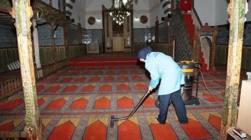 Camilerin Temizliğini Belediye Yapıyor