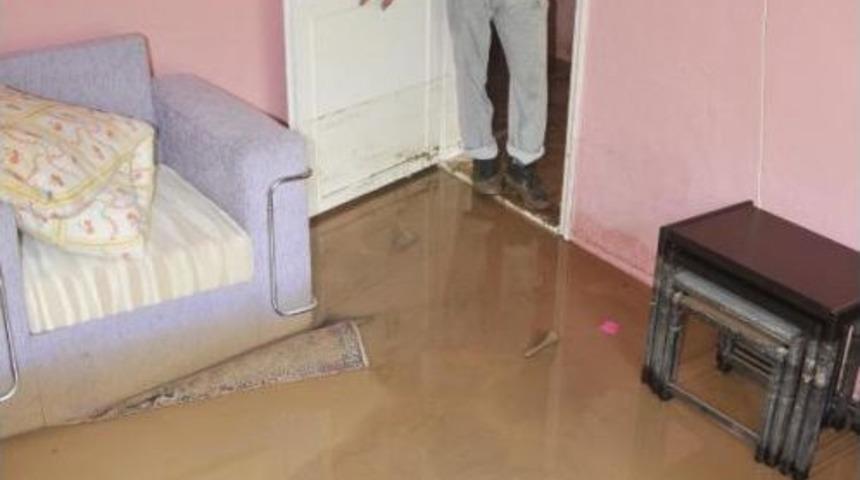 Kartepe Eşme'de Sel Suları Y&uuml;z&uuml;nden Bir&ccedil;ok Eve Girilemiyor