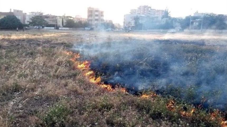 Adıyaman&rsquo;da Otluk Alandaki Yangın Korkuttu