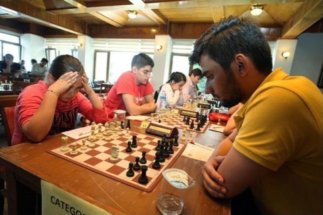 Satrancın İlk Hamlesi Başkan Altınok &Ouml;z&rsquo;den