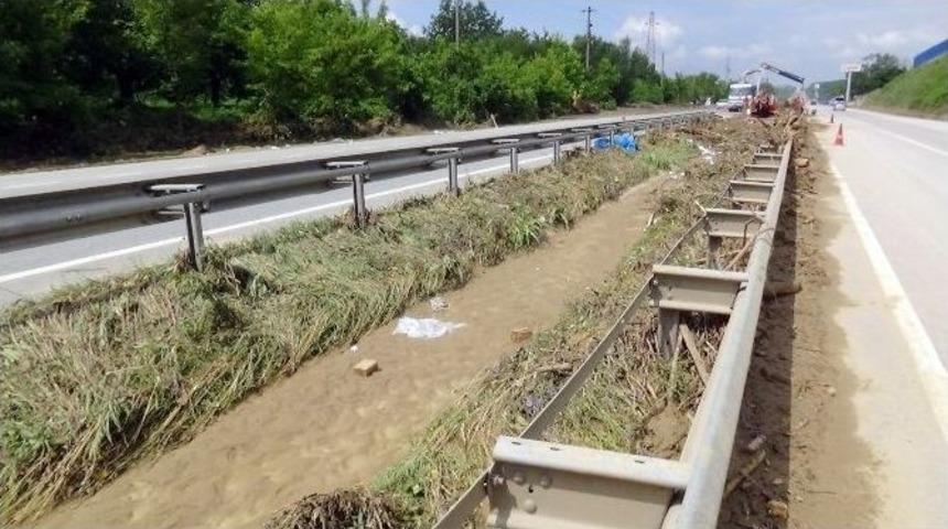 Eşme&rsquo;de Yol Temizleme &Ccedil;alışmaları S&uuml;r&uuml;yor