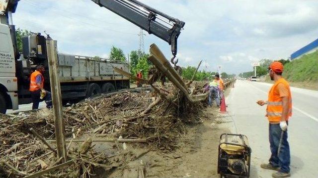 Eşme’de Yol Temizleme Çalışmaları Sürüyor