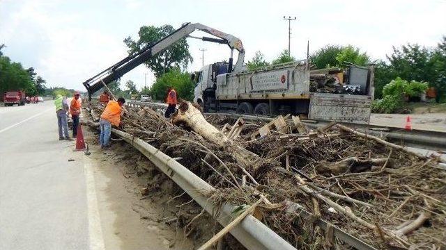 Eşme’de Yol Temizleme Çalışmaları Sürüyor