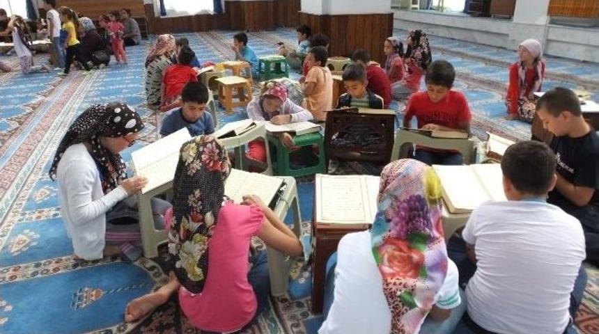 Ramazan&rsquo;da &Ccedil;ocuklar Camileri Doldurdu