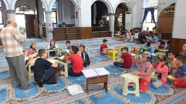 Ramazan&rsquo;da &Ccedil;ocuklar Camileri Doldurdu 1