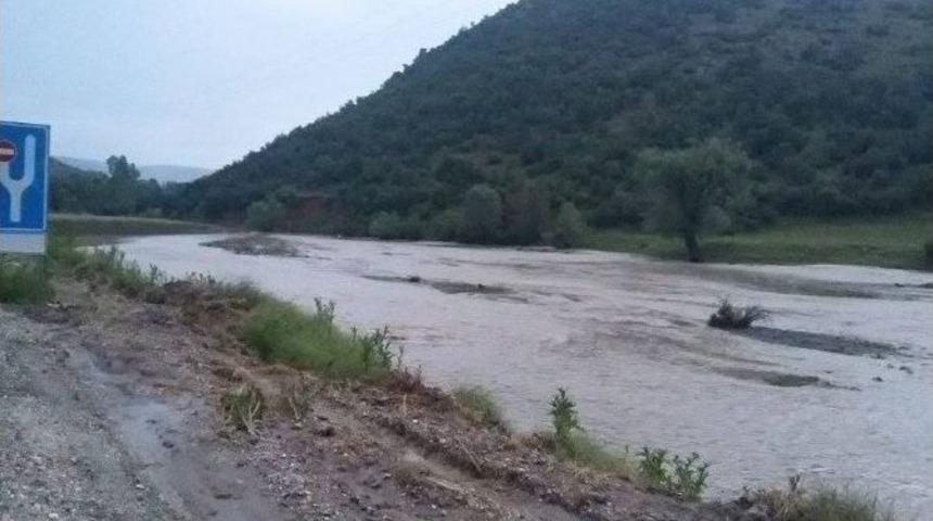 Tavşanlı&rsquo;da Dere Taştı