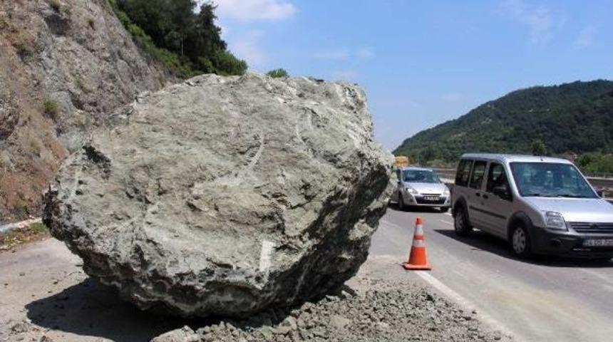 Sakarya Eskişehir Yolu'ndaki Tehlikeli Kayalar Patlatılarak Indirildi