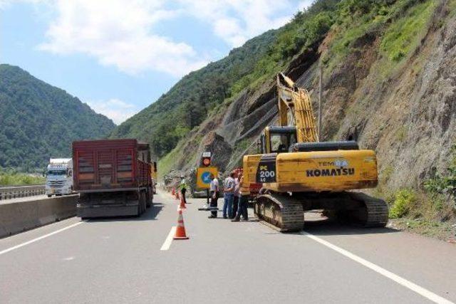 Sakarya Eskişehir Yolu'ndaki Tehlikeli Kayalar Patlatılarak Indirildi