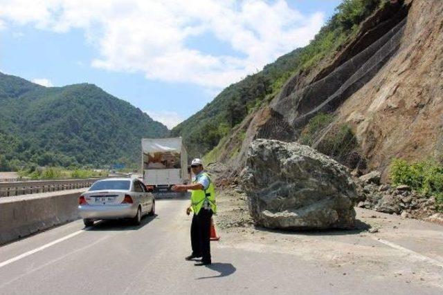 Sakarya Eskişehir Yolu'ndaki Tehlikeli Kayalar Patlatılarak Indirildi