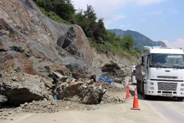 Sakarya Eskişehir Yolu'ndaki Tehlikeli Kayalar Patlatılarak Indirildi