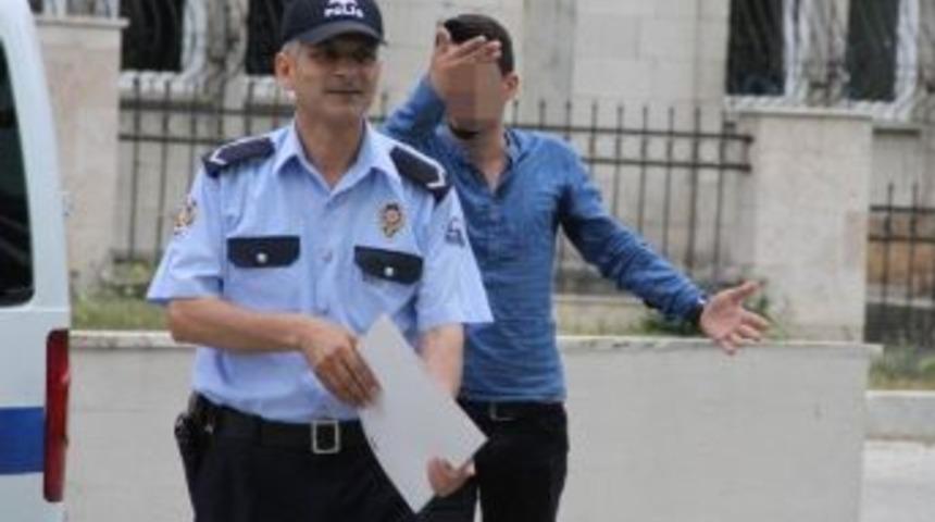 Polisi G&ouml;r&uuml;nce Silahını Otomobilin Camından Attı