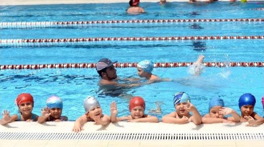 Havuzlar Minik Y&uuml;z&uuml;c&uuml;lerle Doldu Taştı