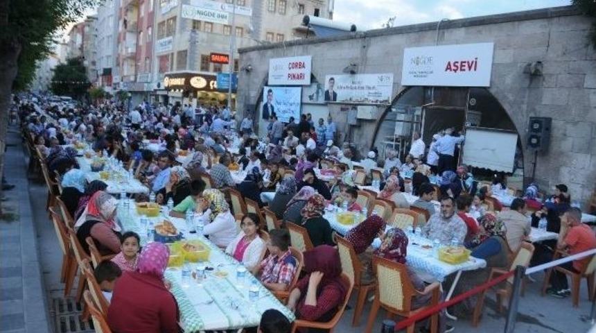 Belediye Başkanı Mahallelilerle İftar A&ccedil;tı