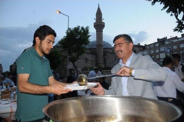 Belediye Başkanı Mahallelilerle İftar Açtı