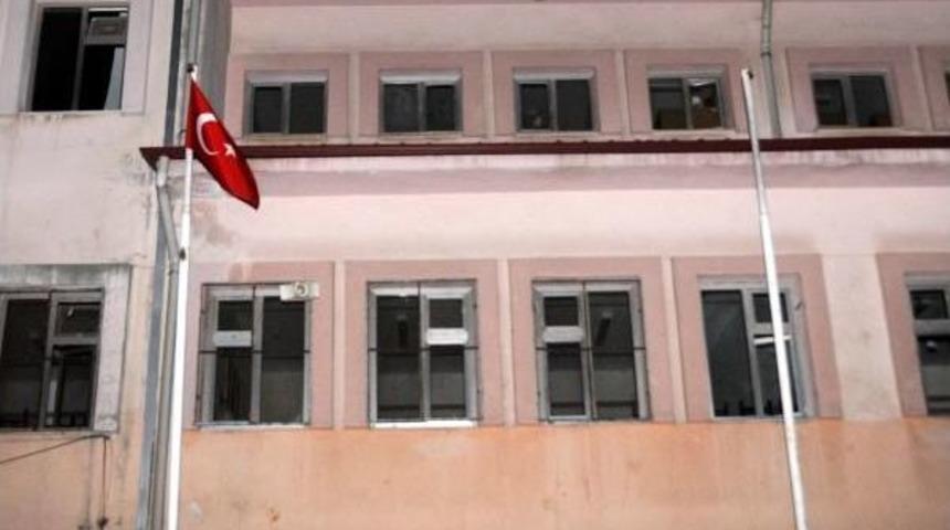 Okulun D&uuml;şen Bayrağı Polisi Harekete Ge&ccedil;irdi