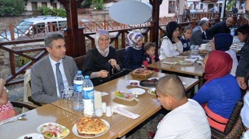 Bolu Valisi Aydın Baruş, &Ouml;ks&uuml;z Ve Yetim &Ccedil;ocuklarla Oru&ccedil; A&ccedil;tı